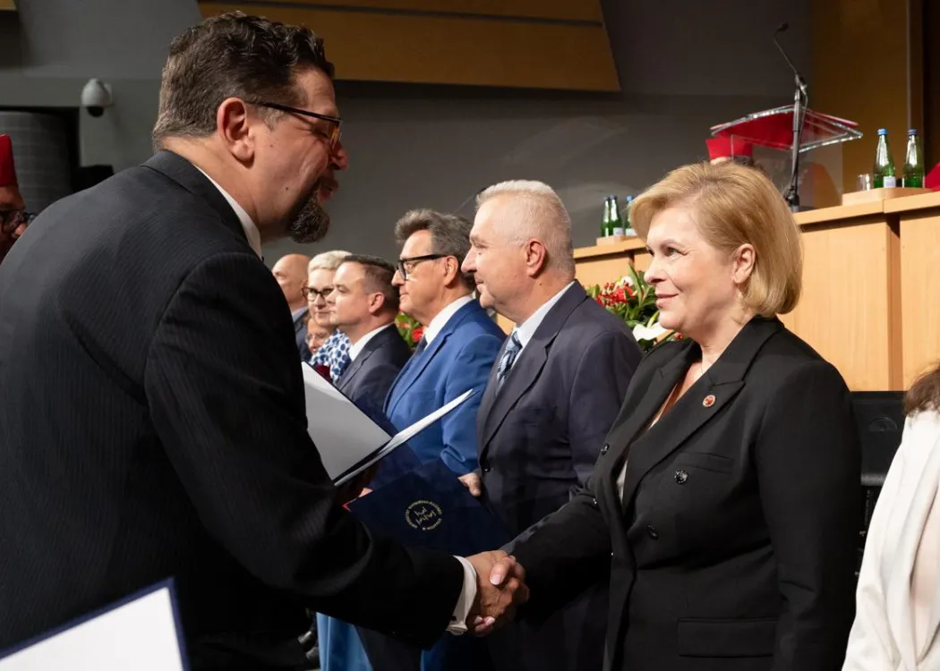 Święto Uniwersytetu 2026: pracownik UWM odbiera nominację profesorską