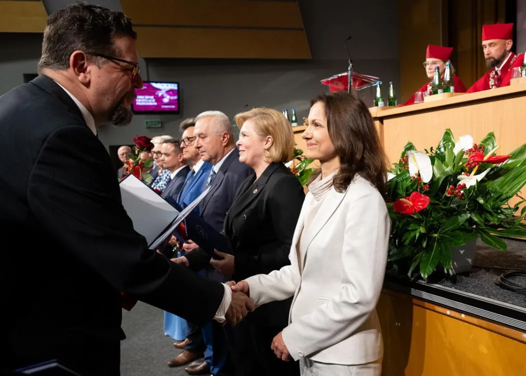 Święto Uniwersytetu 2026: wyróżnione osoby odbierają nagrody
