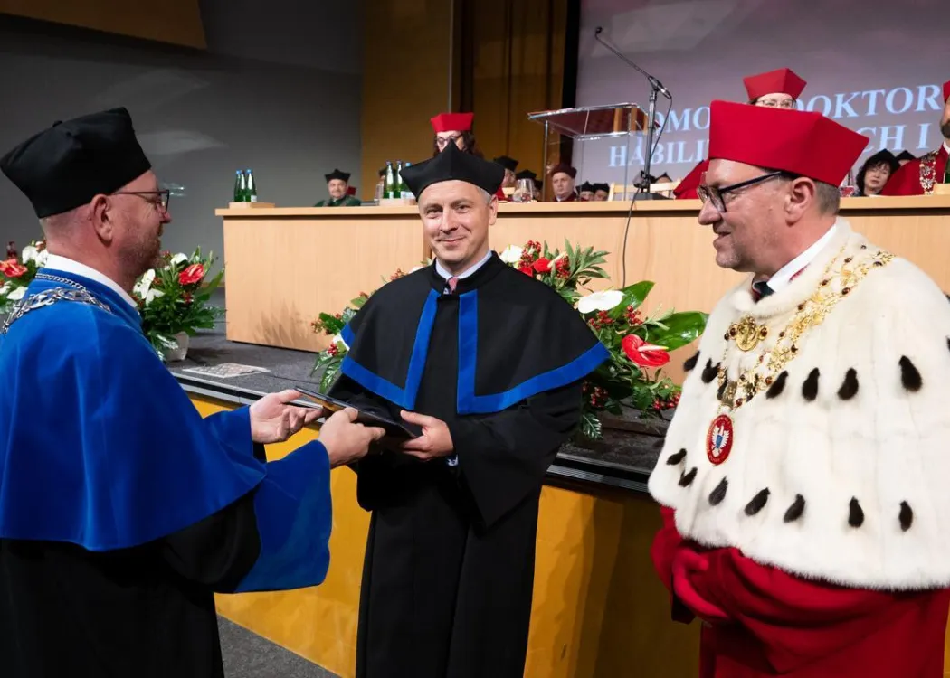 Święto Uniwersytetu 2026: pracownik UWM odbiera nagrodę 