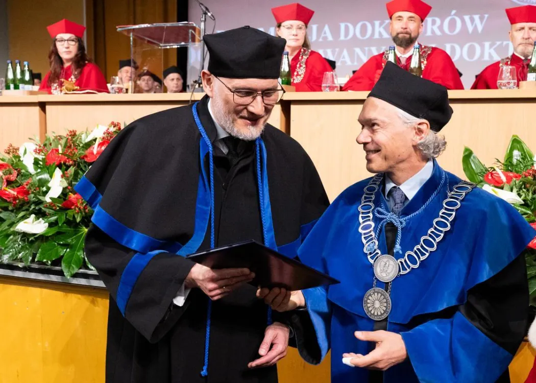 Święto Uniwersytetu 2026: pracownik UWM odbiera nagrodę od dziekana