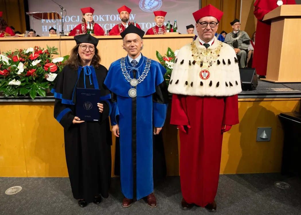 Święto Uniwersytetu 2026: wyróżniona pracownica pozuje do zdjęcia