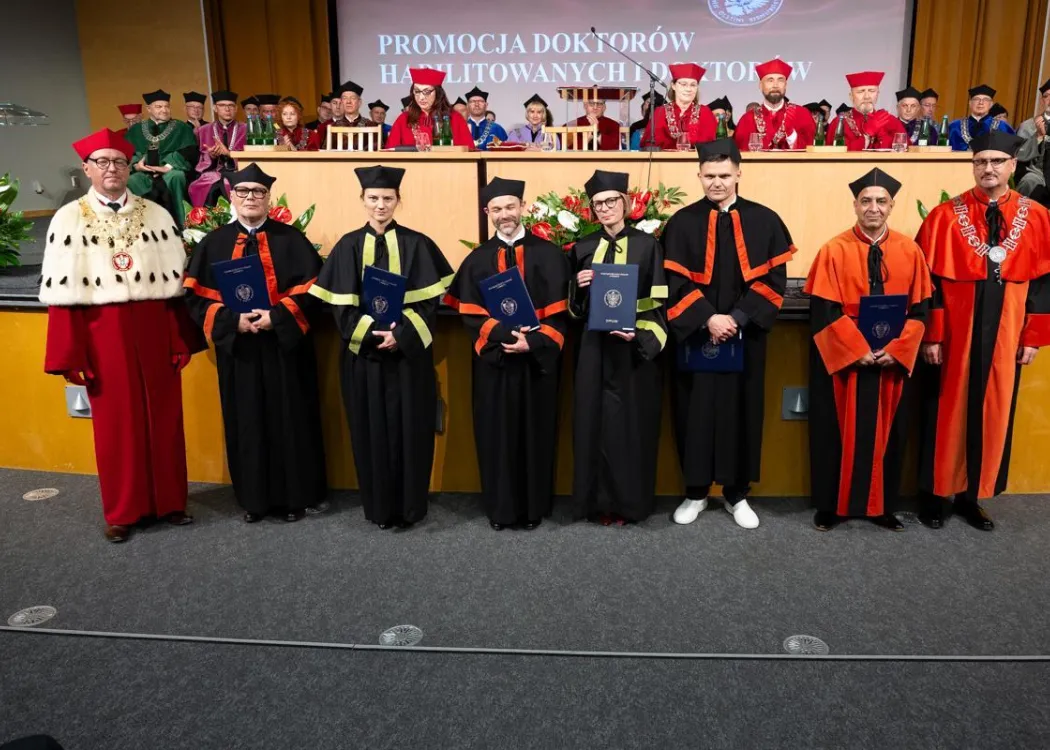 Święto Uniwersytetu 2026: pracownicy UWM pozują do zdjęcia z dyplomami 