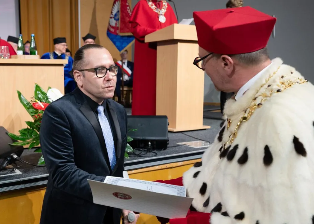 Święto Uniwersytetu 2026: pracownik UWM odbiera nagrodę od rektora