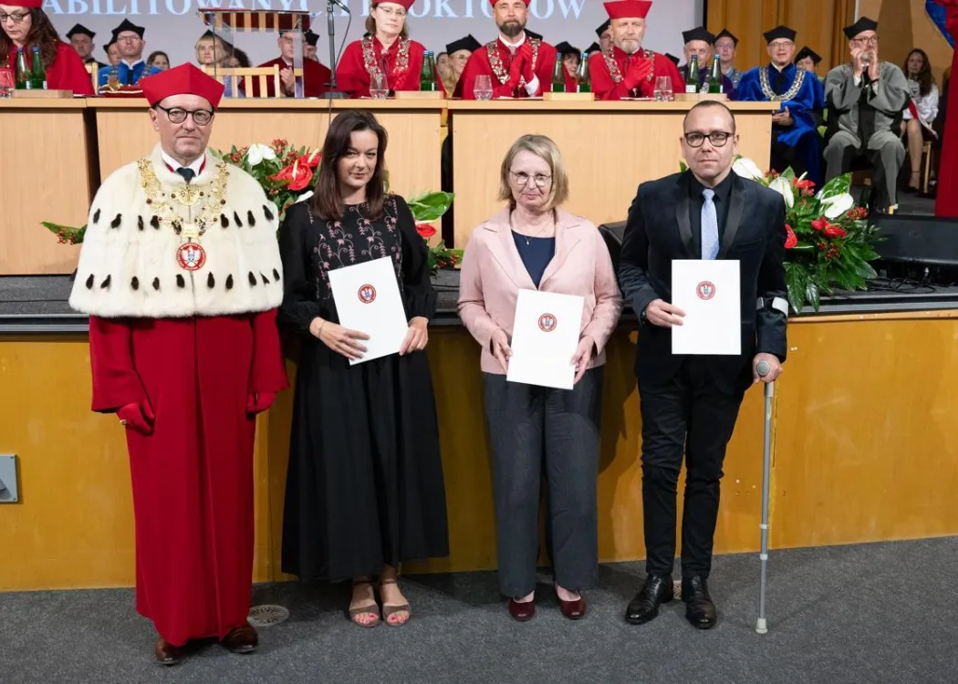 Święto Uniwersytetu 2026: wyróżnione osoby pozują z nagrodami do zdjęcia