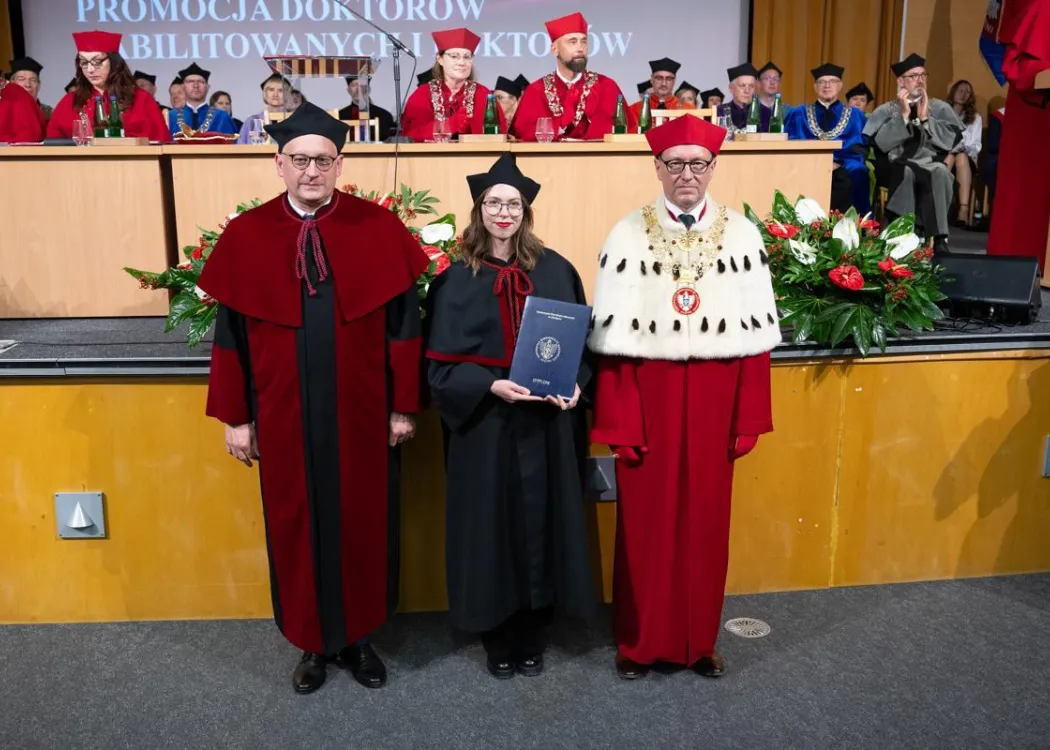 Święto Uniwersytetu 2026: wyróżniona pracownica pozuje do zdjęcia
