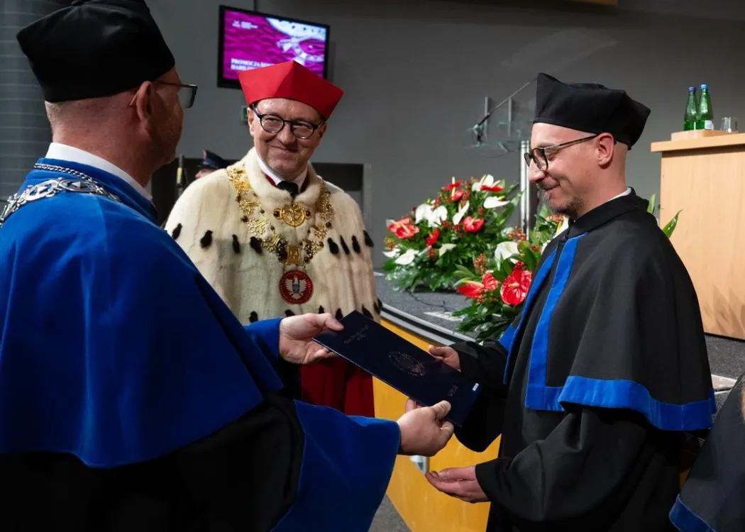 Święto Uniwersytetu 2026: pracownik UWM odbiera nagrodę od rektora