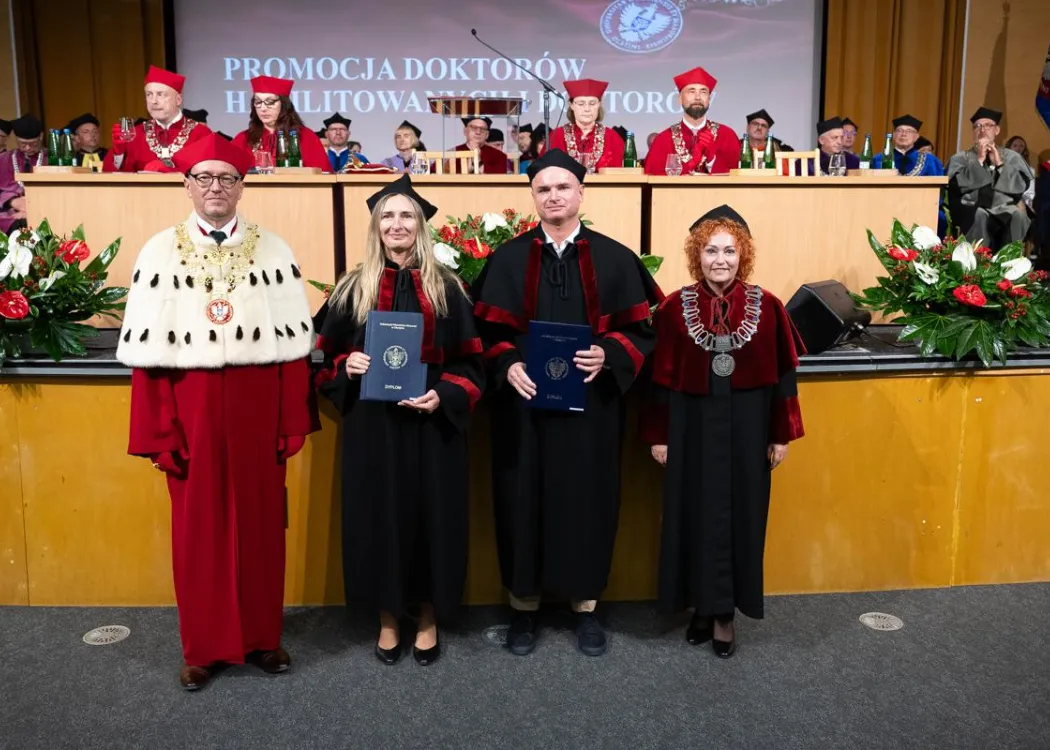 Święto Uniwersytetu 2026: wyróżnieni pracownicy pozują do wspólnego zdjęcia