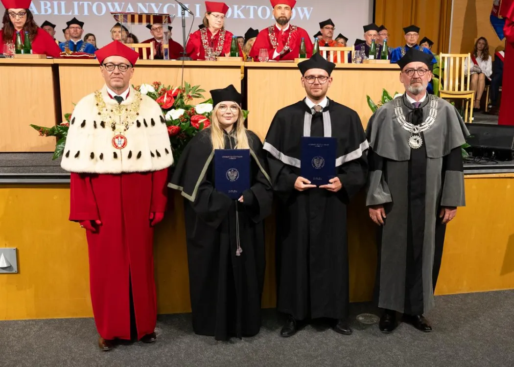 Święto Uniwersytetu 2026: wyróżnieni pracownicy pozują do wspólnego zdjęcia