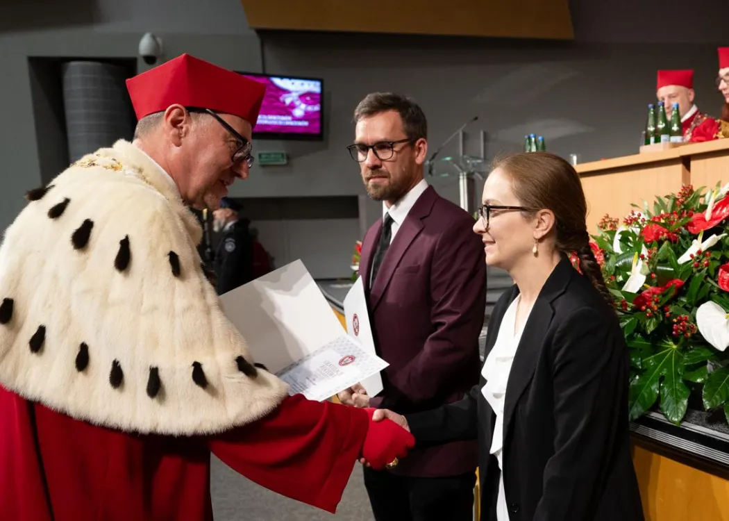 Święto Uniwersytetu 2026: wyróżnione osoby pozują do wspólnego zdjęcia