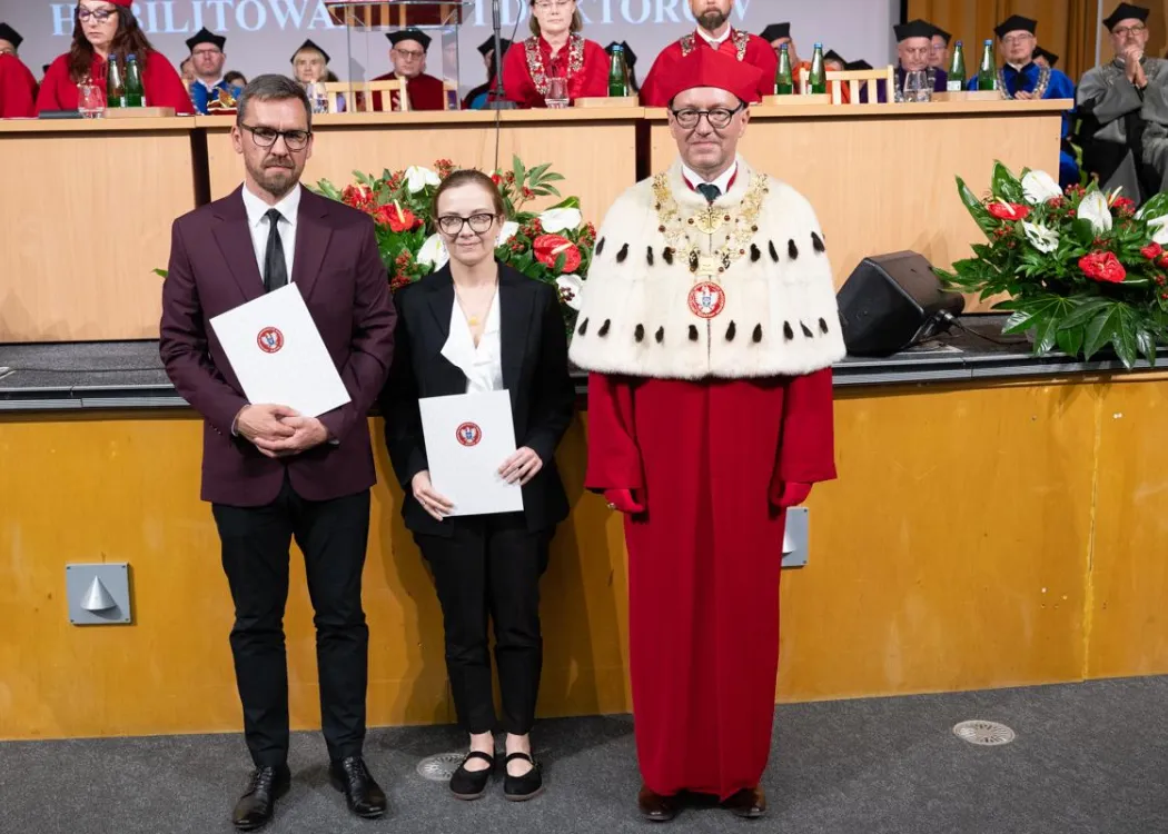 Święto Uniwersytetu 2026: wyróżnione osoby pozują do wspólnego zdjęcia