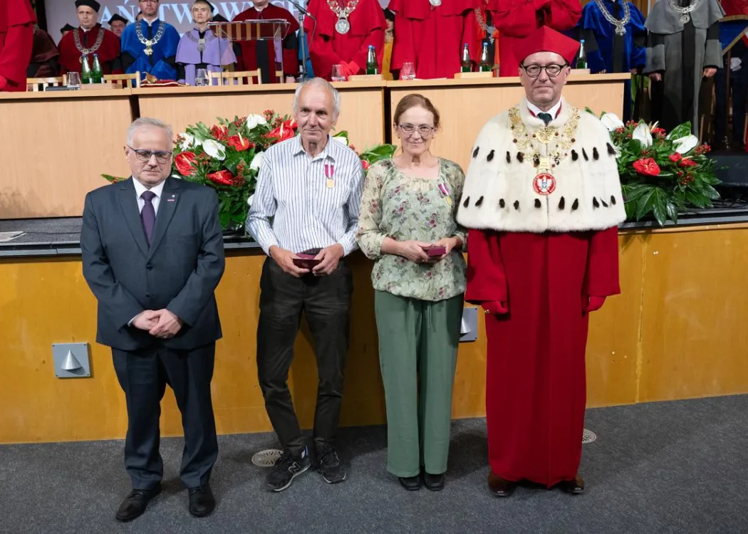 Święto Uniwersytetu 2026: odznaczone osoby pozują do wspólnego zdjęcia