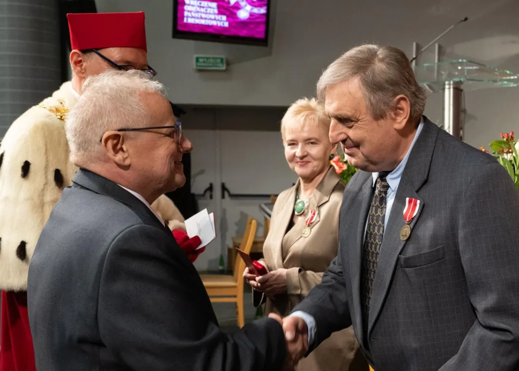 Święto Uniwersytetu 2026: mężczyzna odbiera odznaczenie