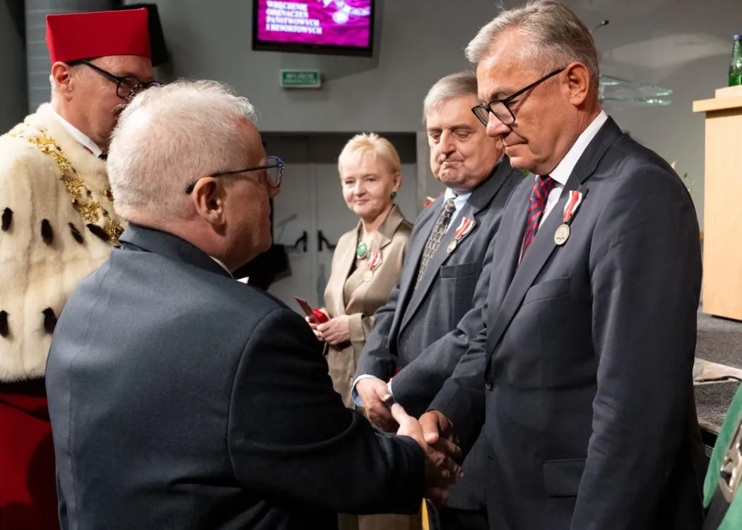 Święto Uniwersytetu 2026: mężczyzna odbiera odznaczenie