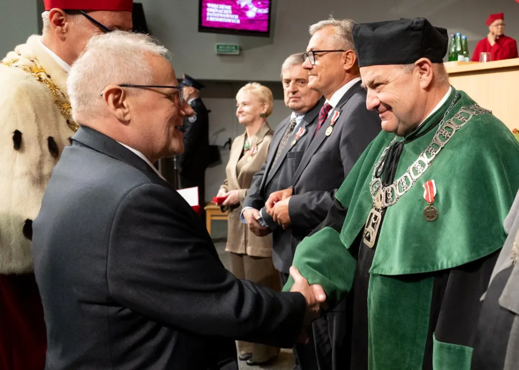 Święto Uniwersytetu 2026: mężczyzna odbiera odznaczenie