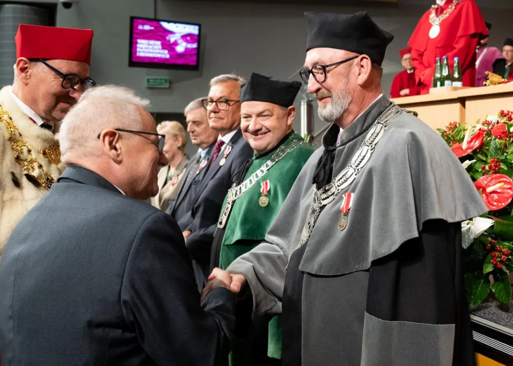 Święto Uniwersytetu 2026: mężczyzna odbiera odznaczenie