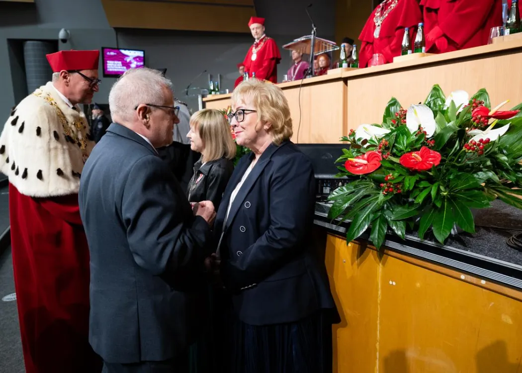 Święto Uniwersytetu 2026: kobieta odbiera odznaczenie