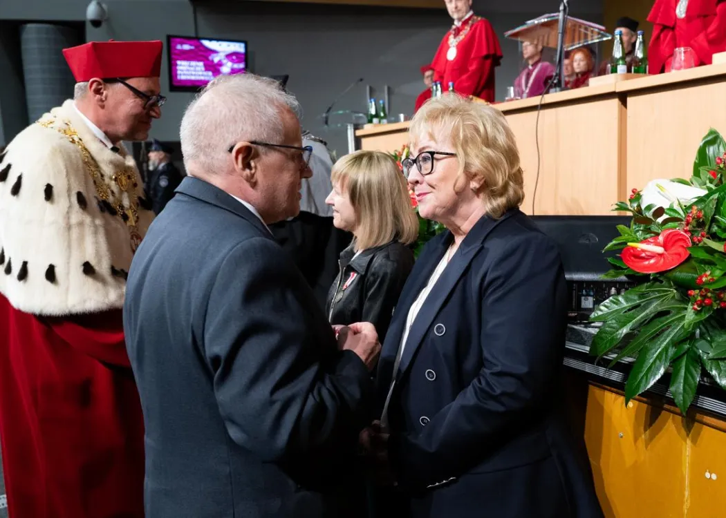 Święto Uniwersytetu 2026: kobieta odbiera odznaczenie