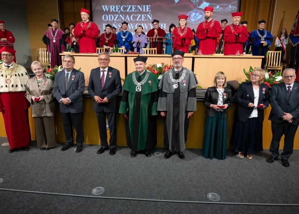 Święto Uniwersytetu 2026: wyróżnione osoby pozują do wspólnego zdjęcia