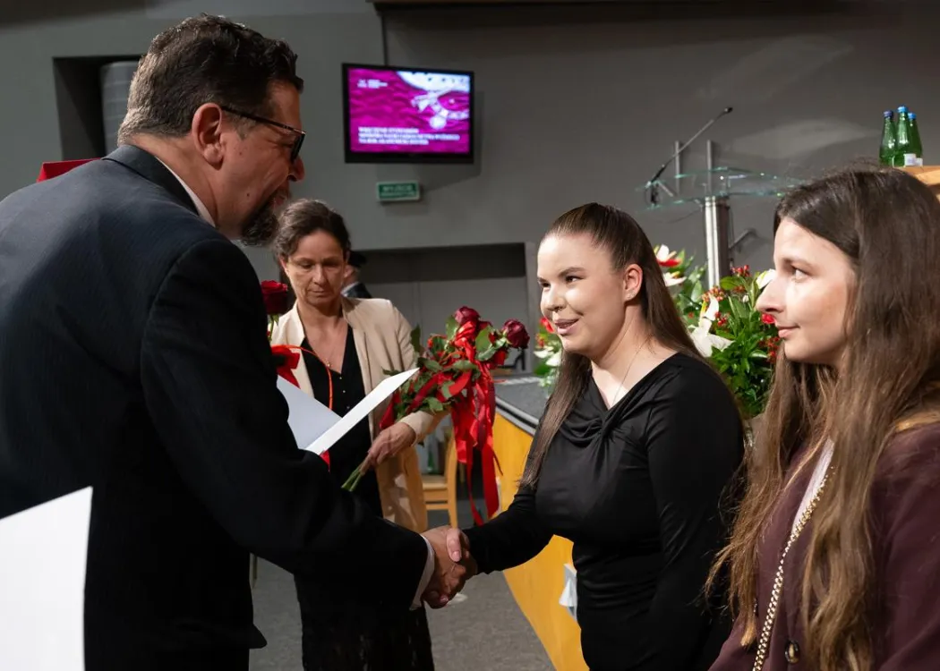 Święto Uniwersytetu 2026: stypendystka ministra odbiera nagrodę