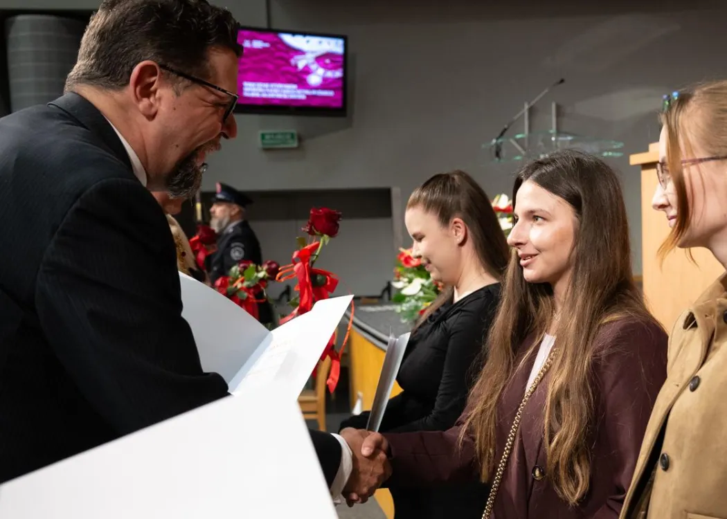Święto Uniwersytetu 2026: stypendystka ministra odbiera nagrodę