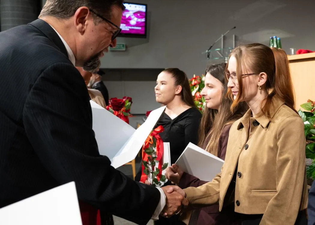 Święto Uniwersytetu 2026: stypendystka ministra odbiera nagrodę