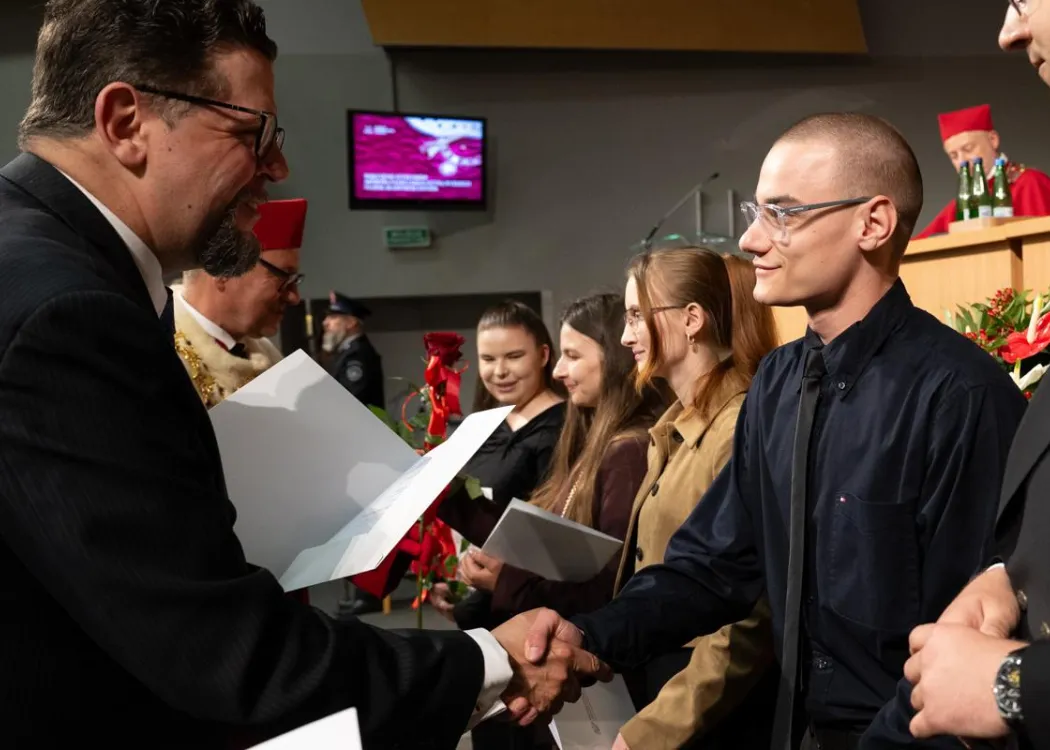 Święto Uniwersytetu 2026: stypendystka ministra odbiera nagrodę