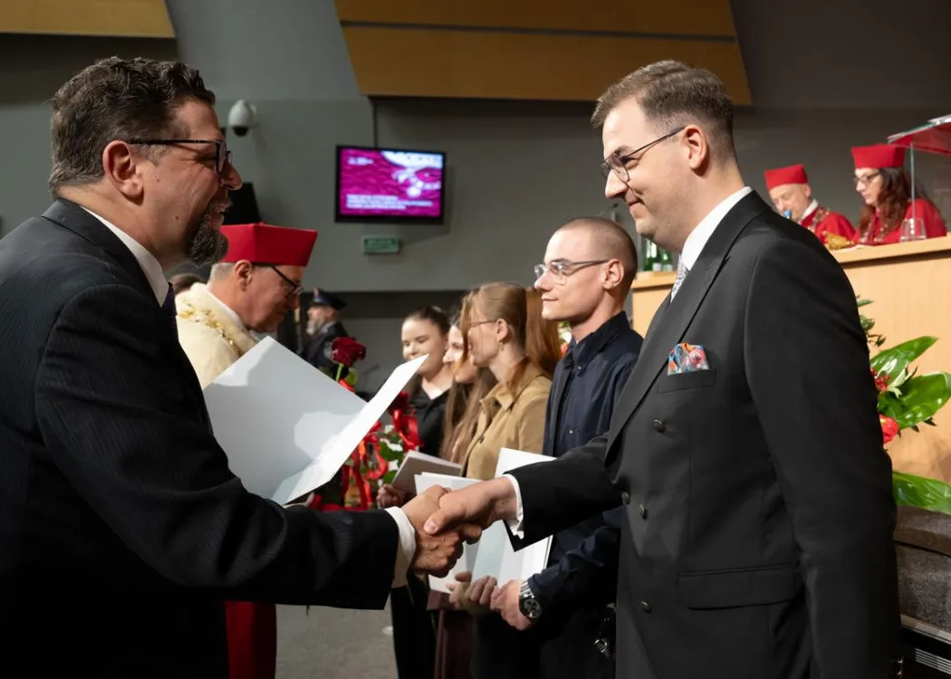 Święto Uniwersytetu 2026: stypendystka ministra odbiera nagrodę