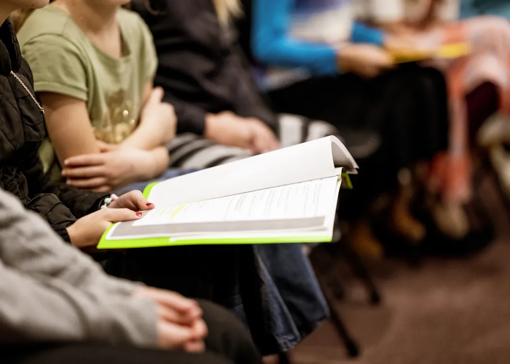 zdjęcie ilustrujące studentów z książką 