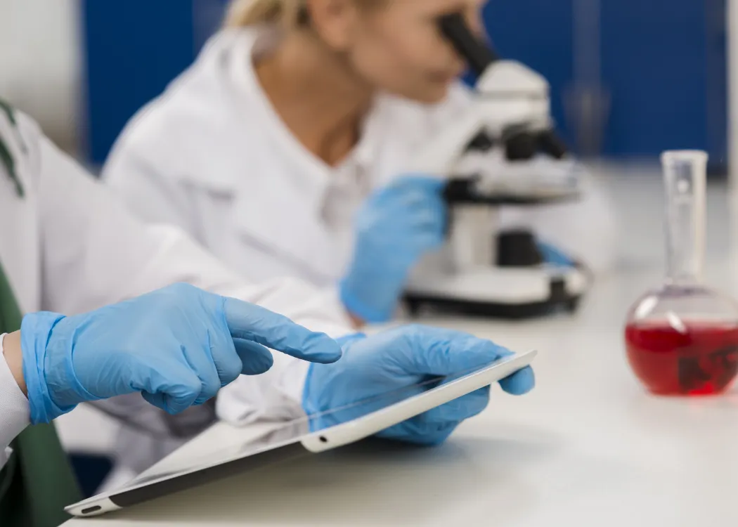 naukowcy w laboratorium z mikroskopem