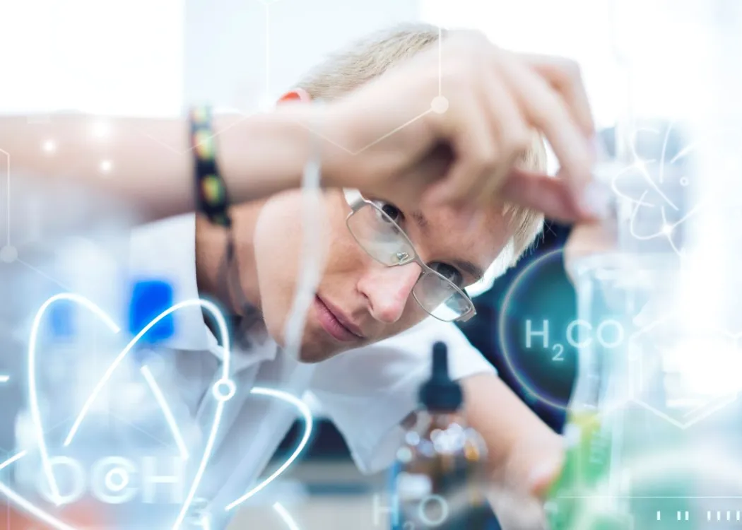 młody człowiek w laboratorium