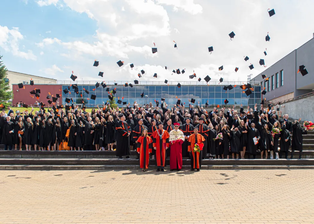 Absolutorium kierunku lekarskiego - studenci rzucają birety