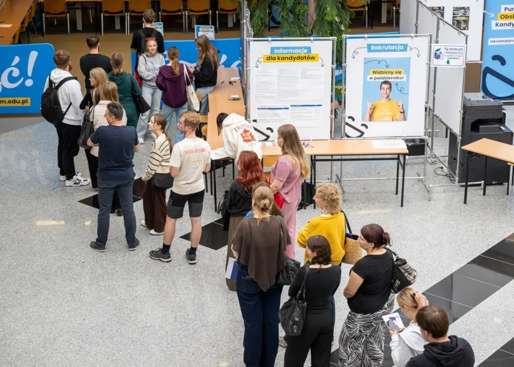 Strefa Kandydata UWM 2026: kandydaci na studia stoją w kolejce