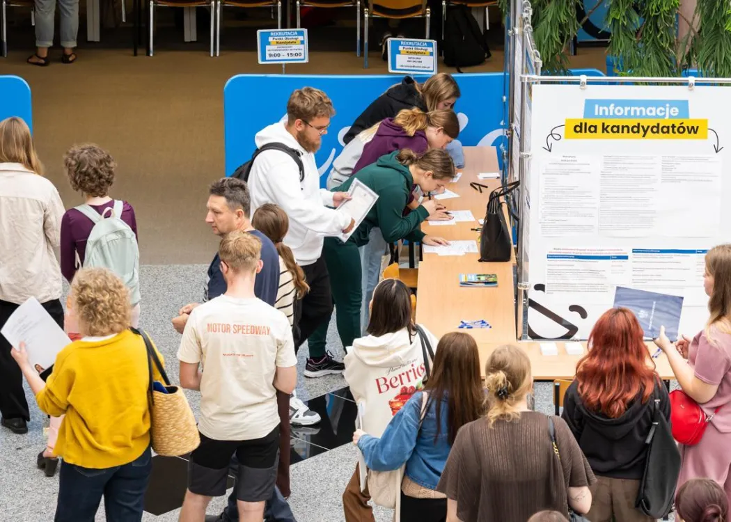 Strefa Kandydata UWM 2026: kandydaci na studia stoją w kolejce