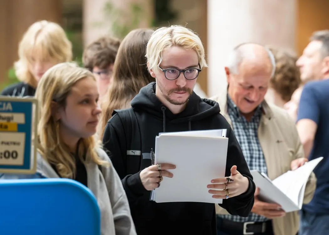 Strefa Kandydata UWM 2026: kandydat na studia trzyma dokumenty