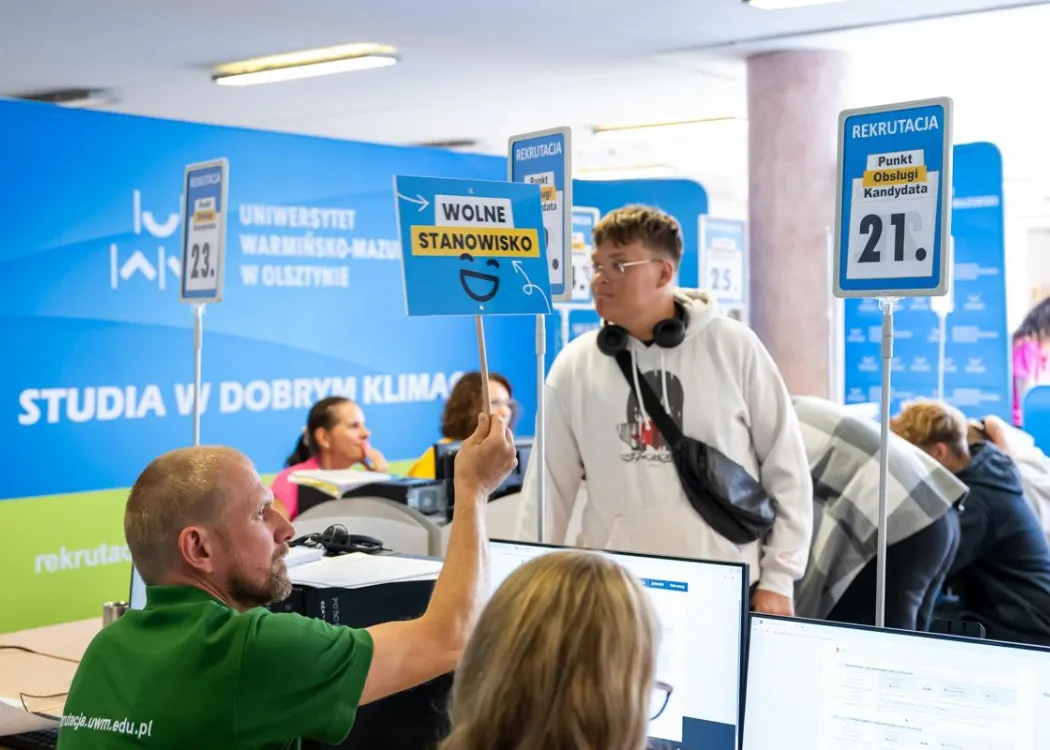 Strefa Kandydata UWM 2026: kandydat na studia załatwia niezbędne formalności przy stanowisku