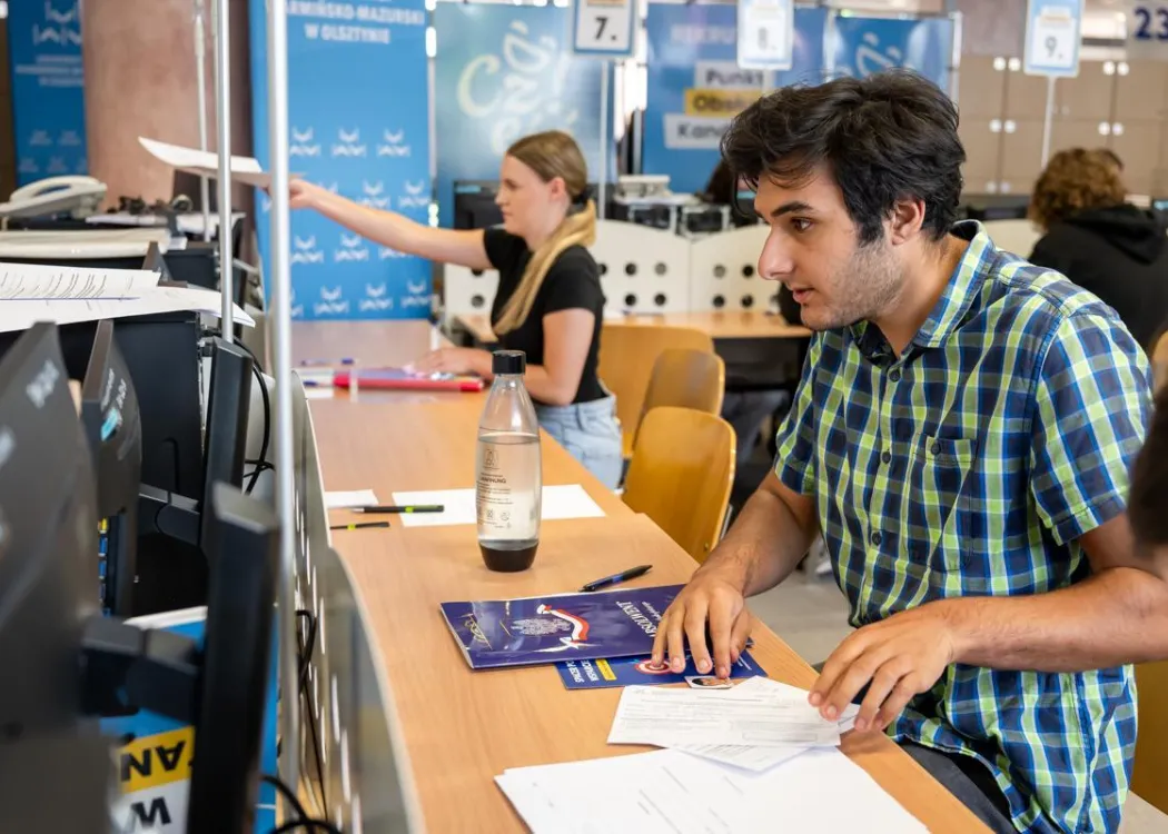 Strefa Kandydata UWM 2026: kandydat na studia podczas załatwiania formalności 