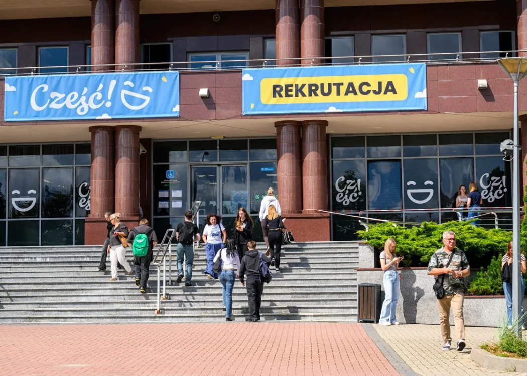 Wejście do budynku Biblioteki Uniwersyteckiej UWM
