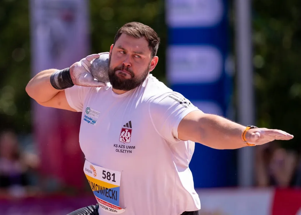 Konrad Bukowiecki podczas pchnięcia kulą 