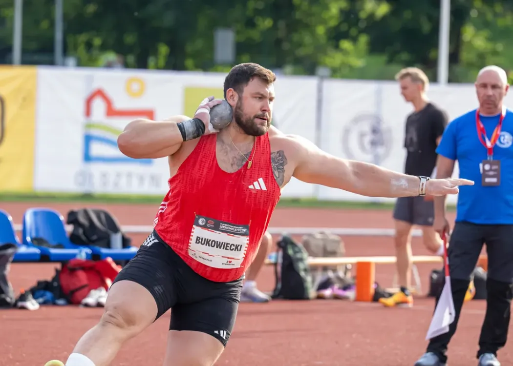 Konrad Bukowiecki pcha kulę podczas Memoriału Ludwichowskiego