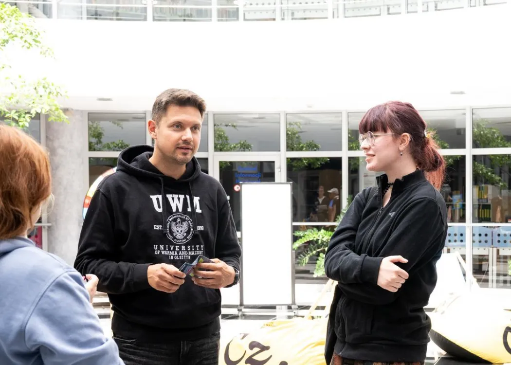 Strefa Kandydata UWM 2026: dwie osoby rozmawiają 