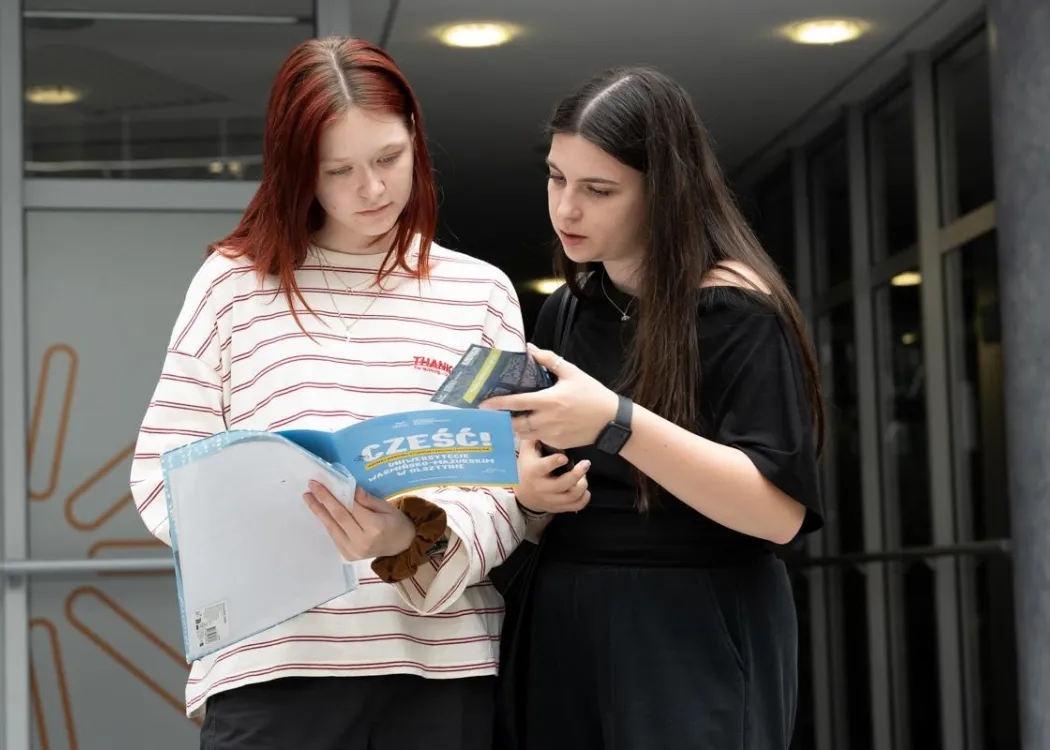 Strefa Kandydata UWM 2026: dwie dziewczyny czytają folder 