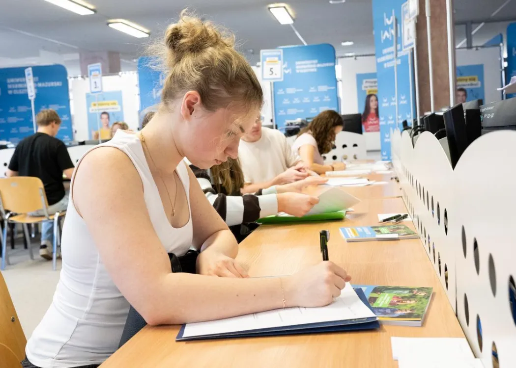 Strefa Kandydata UWM 2026: kandydatka na studia wypełnia dokumenty 