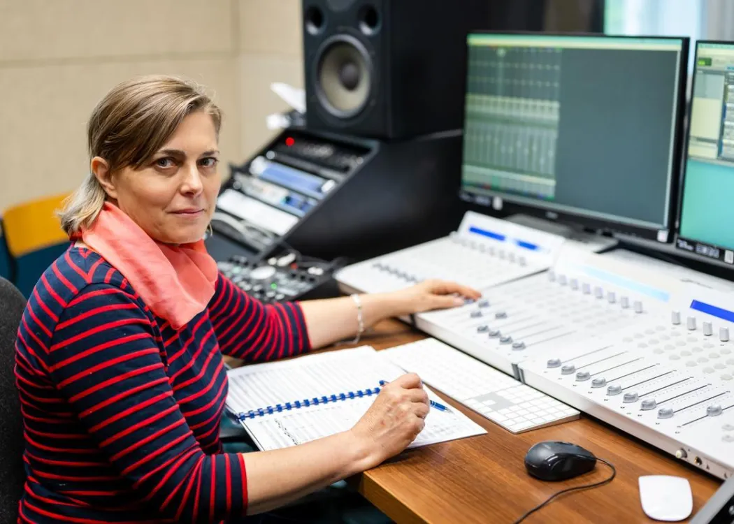 Julitą Emanuiłow w studio nagraniowym