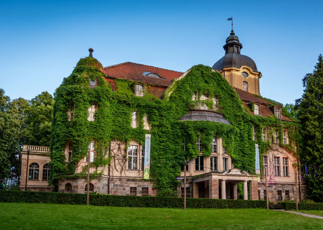 Piknik w Łężanach, lipiec 2026 - budynek
