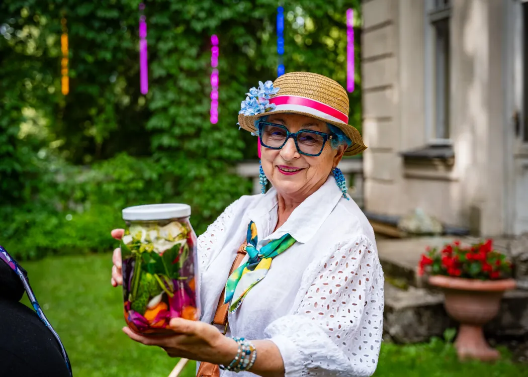 Piknik w Łężanach, lipiec 2026 - uczestniczka wydarzenia pozuje ze słoikiem ogórków