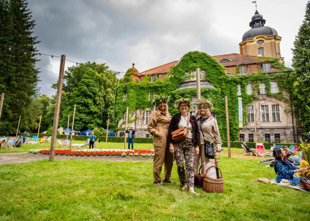 Piknik w Łężanach, lipiec 2026 - uczestnicy wydarzenia, w tle budynek