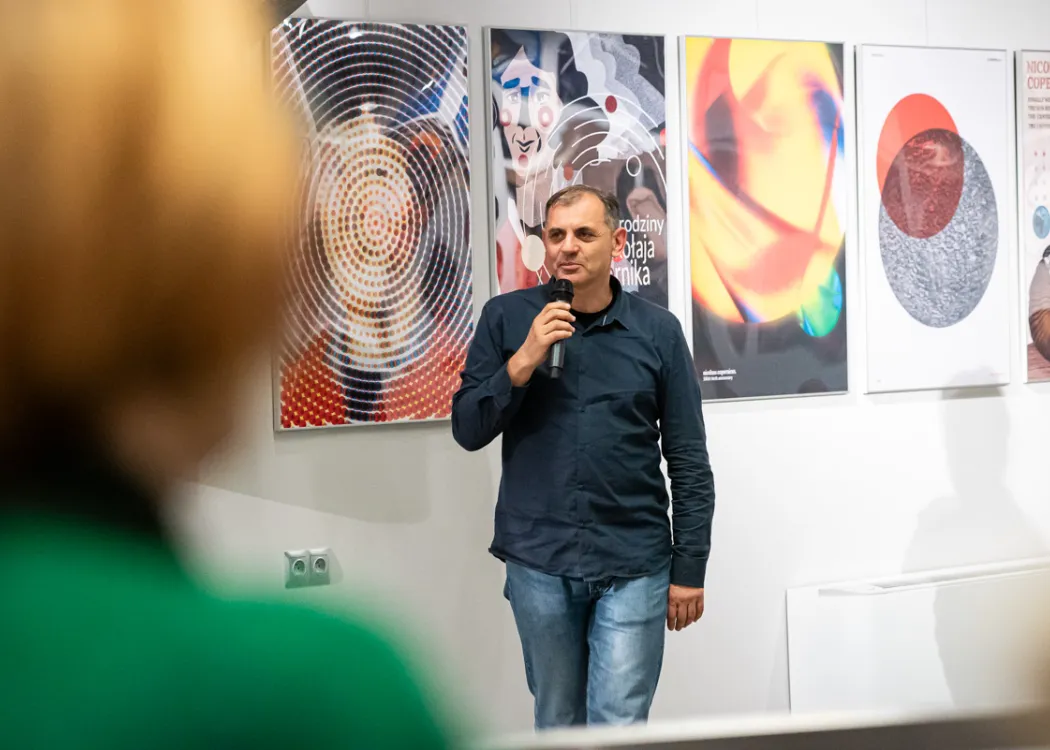 Dr hab. Jarosław Bujny podczas otwarcia wystawy plakatów poświęconych Kopernikowi