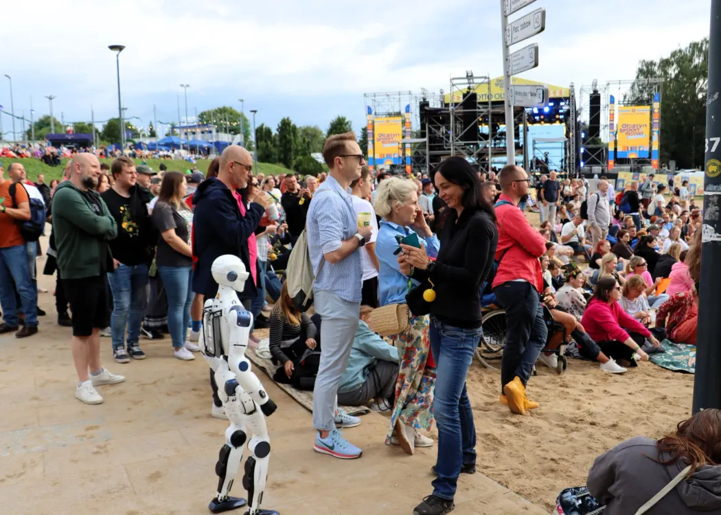 Kortosfera na Olsztyn Green Festivalu 2026: festiwalowiczka ogląda robota