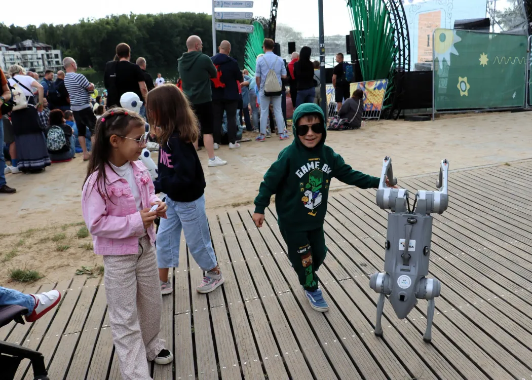 Kortosfera na Olsztyn Green Festivalu 2026: dzieci bawią się z robotem