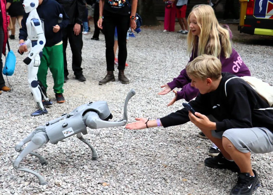 Kortosfera na Olsztyn Green Festivalu 2026: dzieci bawią się z robotem